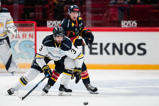 s Markus Lauridsen i kamp om pucken med Djurgårdens