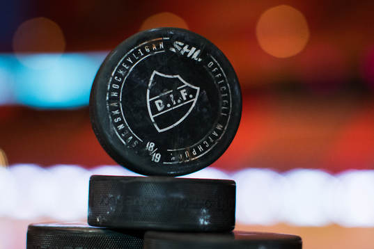 En puck med Djurgårdens emblem på innan ishockeymatchen i