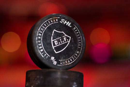 En puck med Djurgårdens emblem på innan ishockeymatchen i