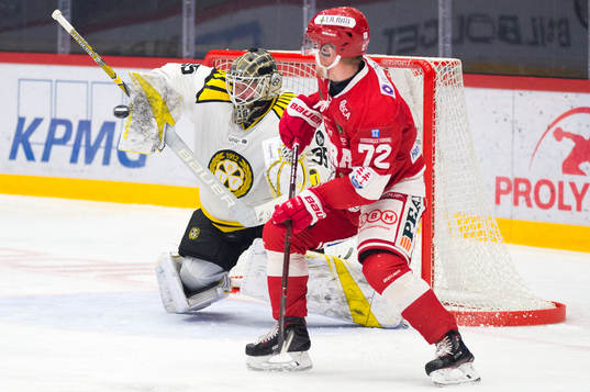 Brynäs målvakt David Rautio och Timrås Sebastian Ohlsson