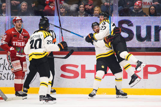 Brynäs Emil Forslund  jublar med lagkamrater