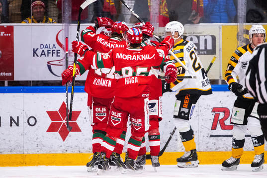 Moras Michael Keränen jublar med lagkamrater