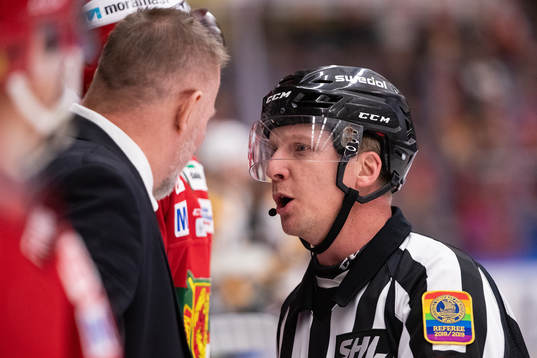 Domare Mikael Andersson och Moras tränare Mats Lusth