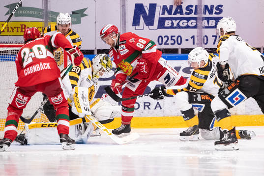 Moras Nils Carnbäck och Skellefteås målvakt Mantas