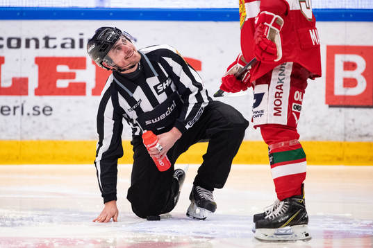 Linjedomare David Laksola fixar isen