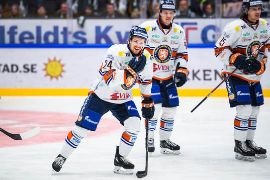 Växjös Brendan Shinnimin jublar med lagkamrater