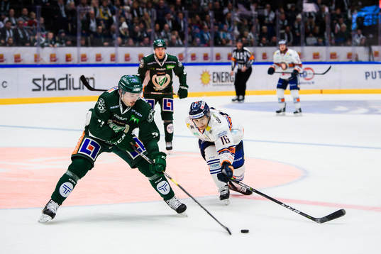 Färjestads Jens Westin och Växjös Austin Ortega