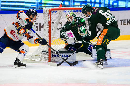 Växjös Brendan Shinnimin gör 0-1 bakom Färjestads