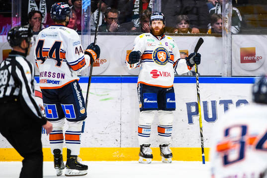 Växjös Liam Reddox jublar med lagkamrater