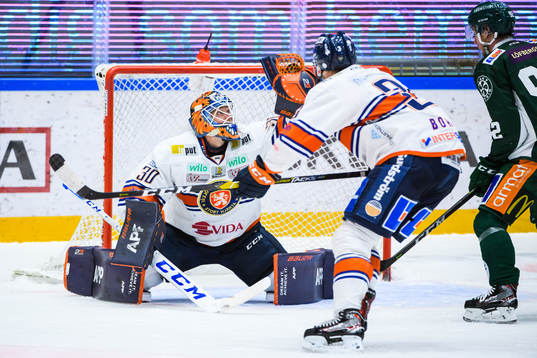 Växjös målvakt Viktor Fasth räddar