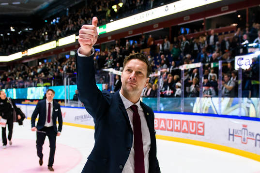 Färjestads tränare Johan Pennerborn jublar