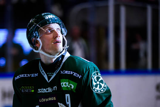 Färjestads Johan Ryno jublar och kikar på jumbotronen