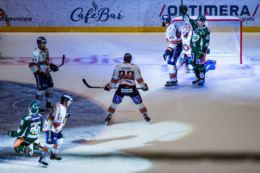 Färjestads Martin Johansson och Linus Johansson jublar