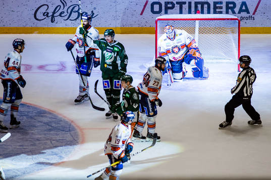 Färjestads Martin Johansson (ej i bild) och Linus