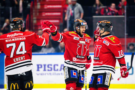 Örebros Aaron Palushaj jublar med Nick Ebert och Rodrigo