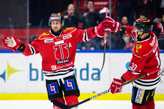 Örebros Aaron Palushaj jublar med Shane Harper