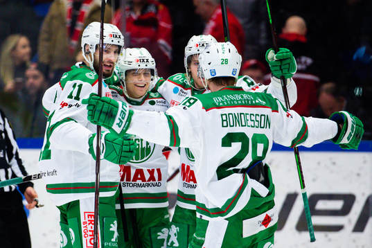 Rögles Trevor Mingoia jublar med lagkamrater