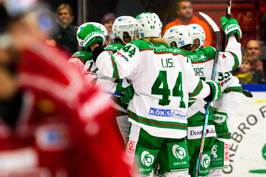 Rögles Trevor Mingoia jublar med lagkamrater