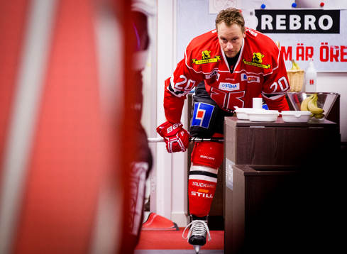 Örebros Marcus Weinstock i omklädningsrummet på väg ut