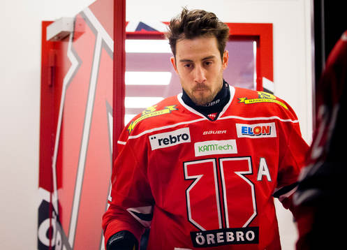 Örebros Aaron Palushaj i omklädningsrummet på väg ut