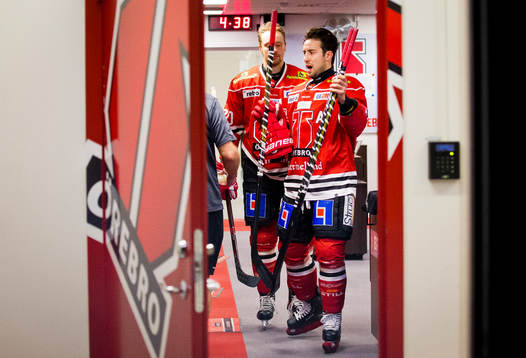 Örebros Aaron Palushaj i omklädningsrummet på väg ut