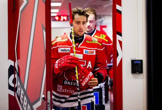 Örebros Aaron Palushaj i omklädningsrummet på väg ut