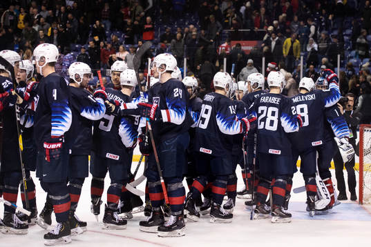 The players of Team USA celebrate