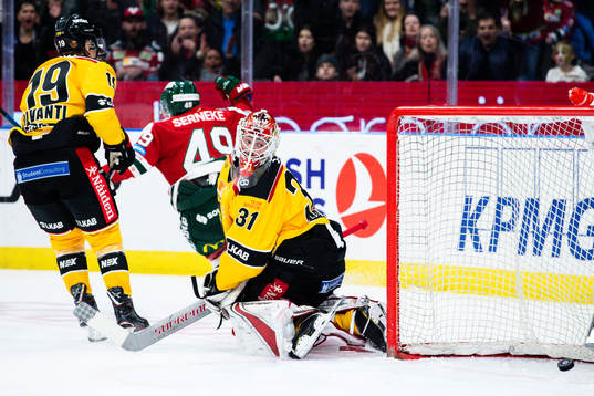 Frölundas Rhett Rakhshani gör 1-0 bakom Luleås målvakt