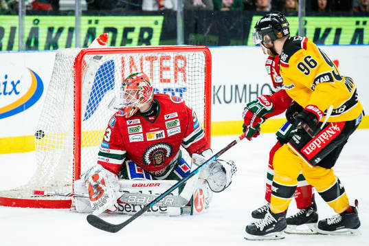 Luleås Robin Kovacs gör 1-1 bakom Frölundas målvakt