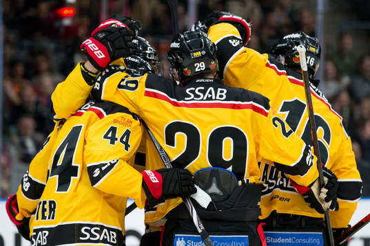 Luleås Robin Kovacs jublar med lagkamrater
