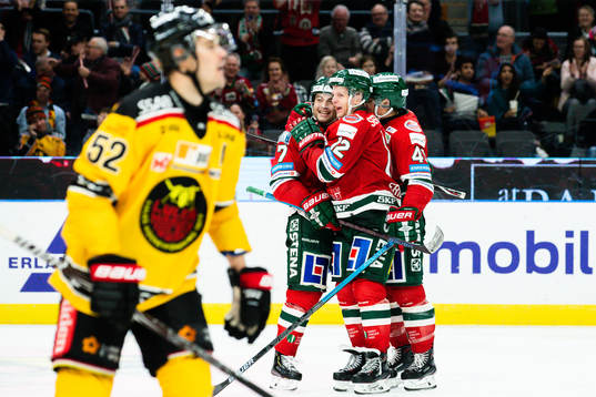 Frölundas Max Friberg jublar med lagkamrater