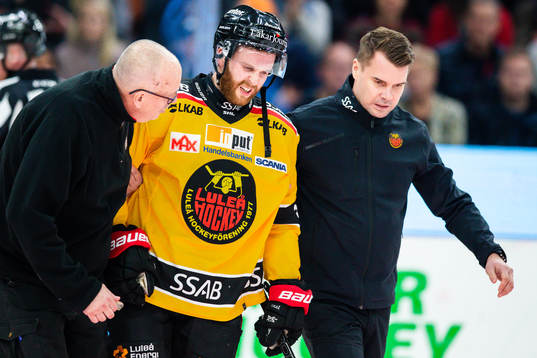 Luleås Mattias Guter får hjälp av planen av