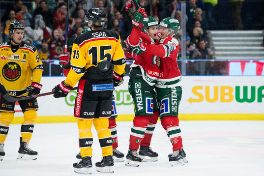 Frölundas Linus Nässén jublar ihop med Simon Hjalmarsson