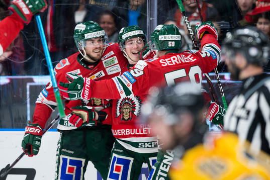 Frölundas Joel Mustonen jublar ihop med Sebastian
