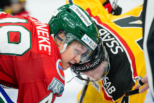 Frölundas Rhett Rakhshani tekar mot Luleås Jonas Berglund