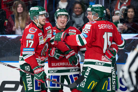 Frölundas Joel Mustonen jublar med lagkamrater