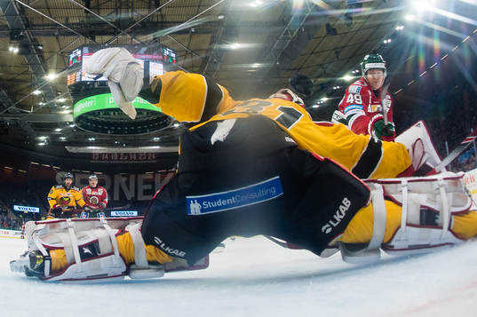 Frölundas Rhett Rakhshani lyfter in 1-0 bakom Luleås