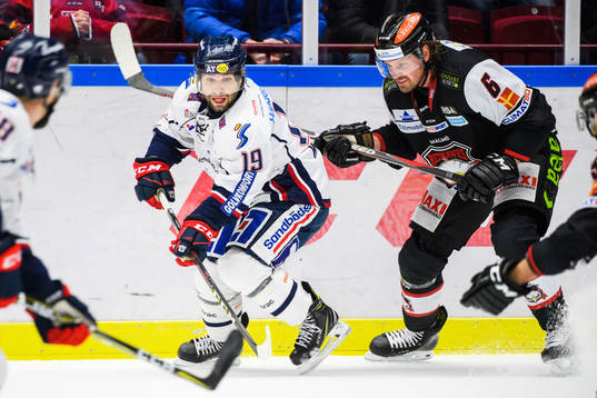 Linköpings Joe Whitney och Malmö Redhawks Stefan Warg