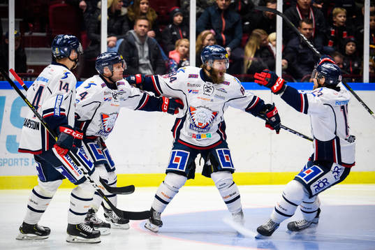 Linköpings Jimmy Andersson (m) jublar med lagkamrater