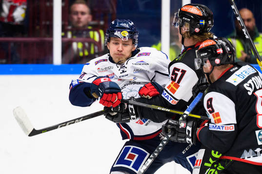 Linköpings Kristoffer Gunnarsson tacklas av Malmö