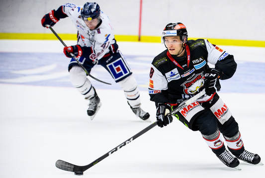 Malmö Redhawks Johan Olofsson driver fram pucken