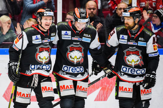 Malmö Redhawks Tobias Ekberg jublar med lagkamrater