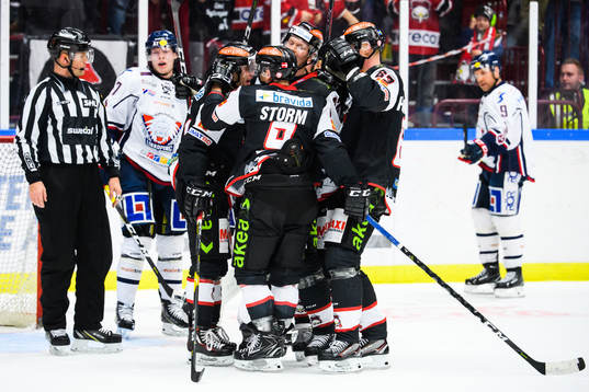 Malmö Redhawks Frederik Storm jublar med lagkamrater