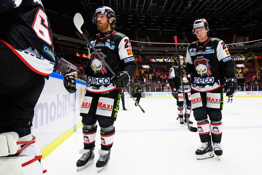 Malmö Redhawks Jens Olsson och Axel Wemmenborn deppar när