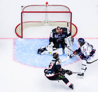 Linköpings Adam Brodecki gör 1-2 målet bakom Malmö