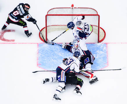 Malmö Redhawks Johan Olofsson är nära att avgöra i