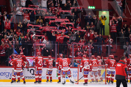 Timrås spelare jublar mot supportrar