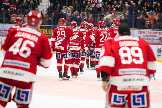 181226 Timrås spelare jublar
