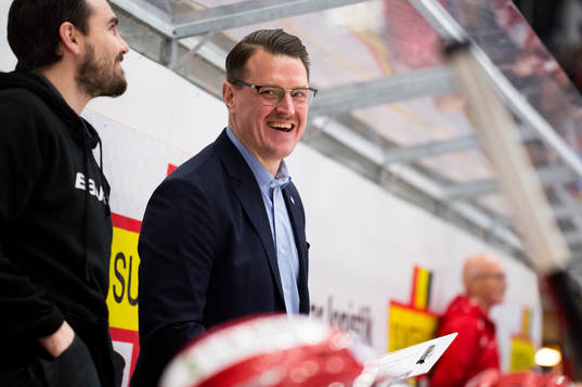 Timrås assisterande tränare Johan Thelin jublar