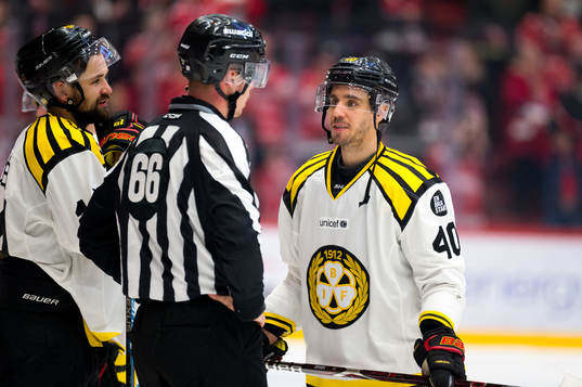 Brynäs Jesper Jensen i diskussion med domaren